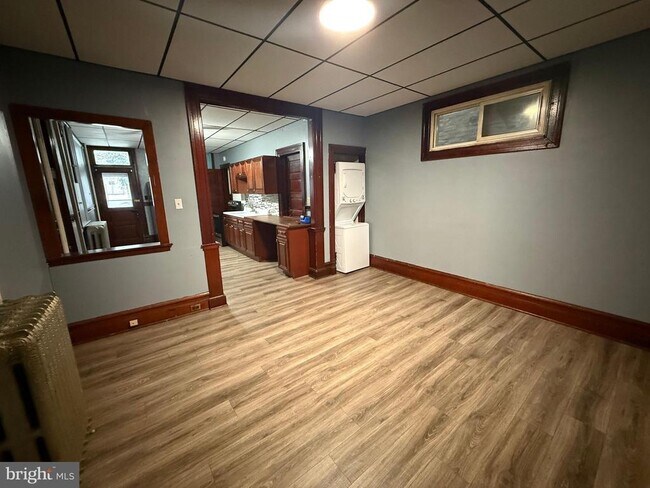 Building Photo - 10 E Main St