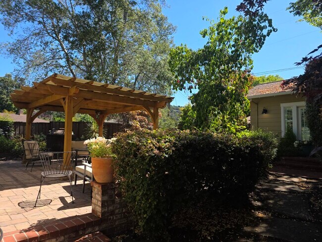Building Photo - 2264 Grahn Dr