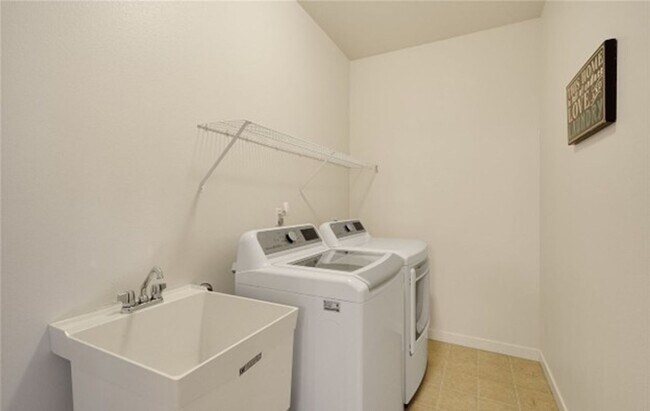 Building Photo - North facing 4-bedroom 2.5 bath house in B...