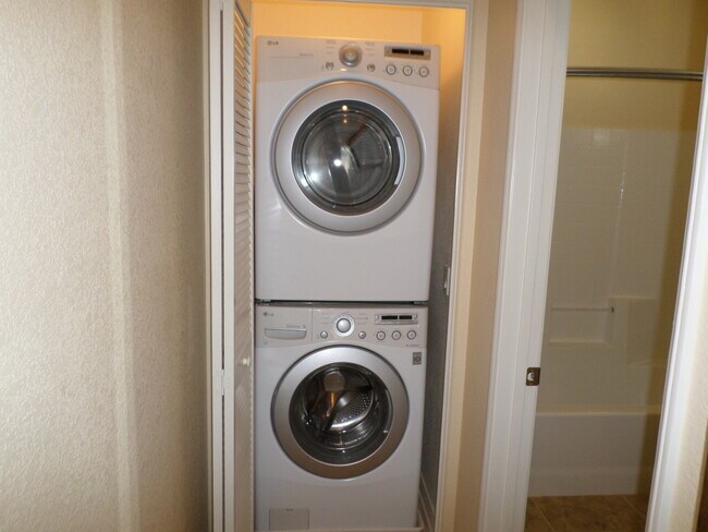Building Photo - Beautiful 2 bedroom 2 bath town home @ Ava...