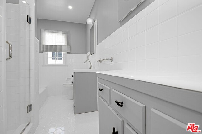 Building Photo - 405-404 Shirley Pl