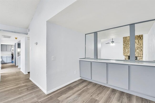 Building Photo - 8560 Park Ln
