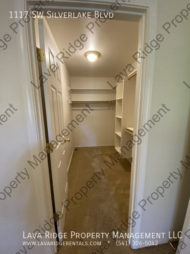 Building Photo - 1117 SW Silver Lake Blvd