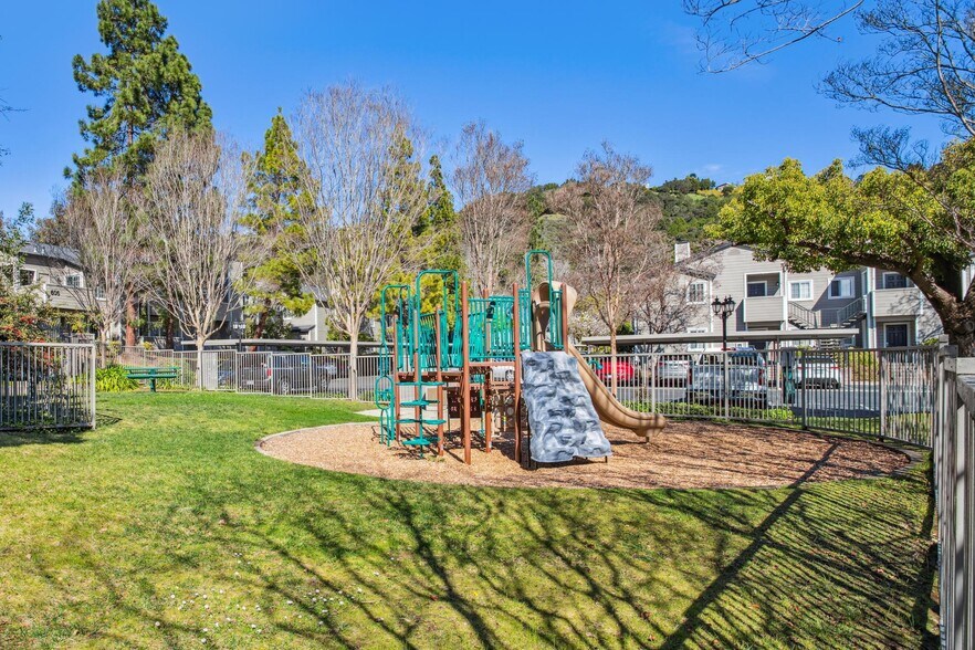 Building Photo - 600 Canyon Oaks Dr