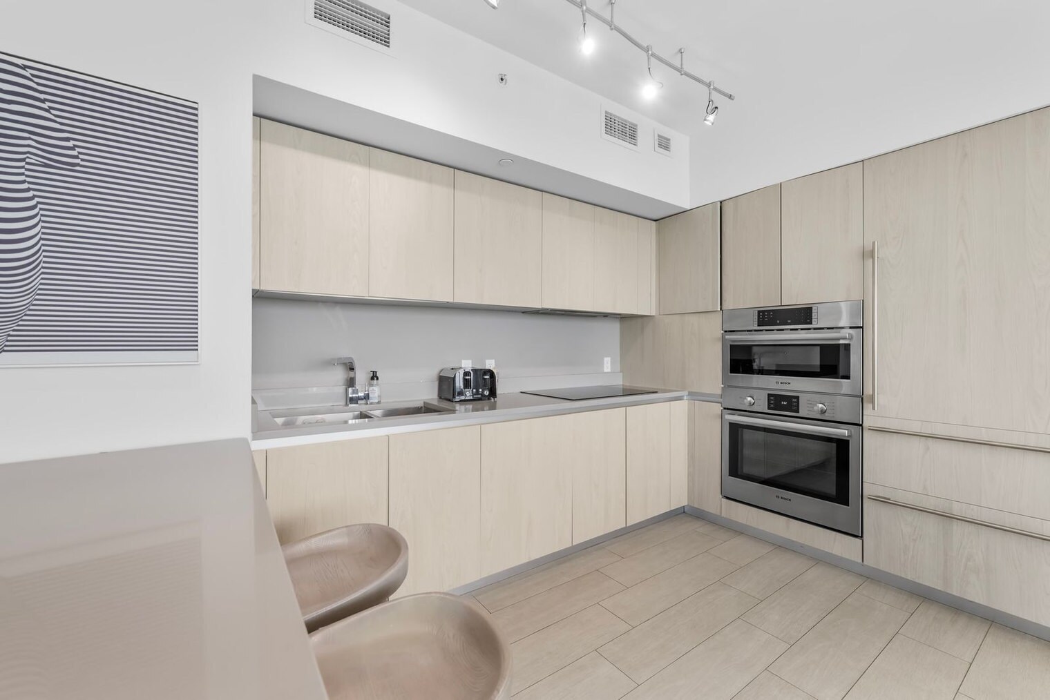 Building Photo - 4010 S Ocean Dr