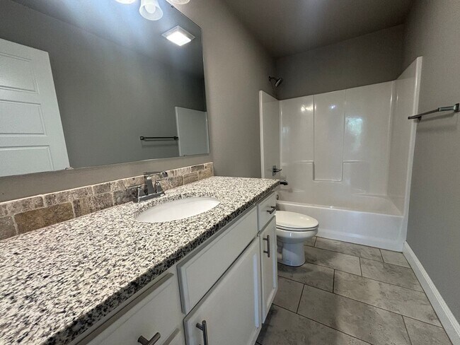 Building Photo - 4 Bedroom 3 Full bath Dream home located i...