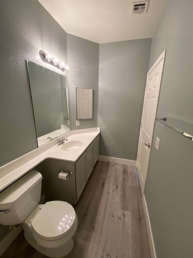 Building Photo - Gorgeous 3 level townhouse with a garage