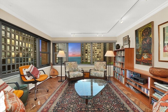 Building Photo - 247 E Chestnut St