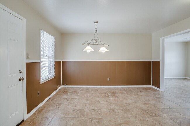 Building Photo - Fantastic home at a fantastic price!