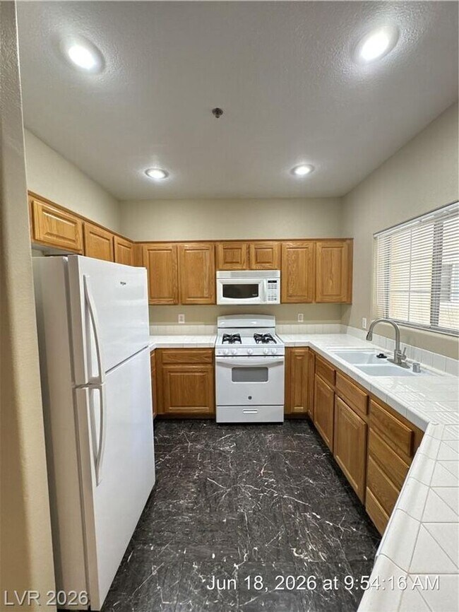 Building Photo - Green Valley Condo w/Community Pool!!