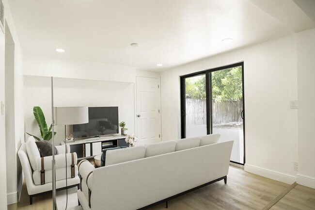 Building Photo - 309 NW 30th Ct