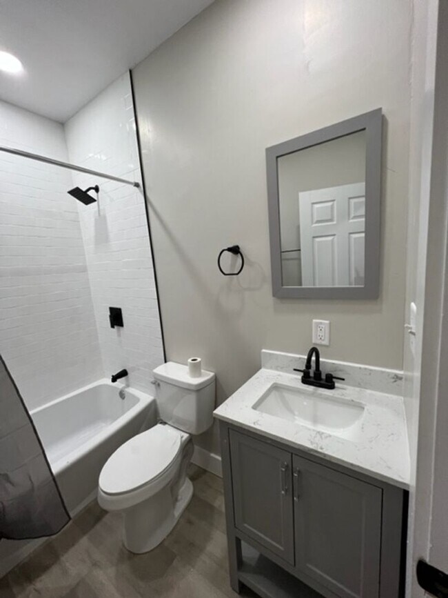 Building Photo - Three Bedroom Duplex Located Near Meridian St and 30th Street