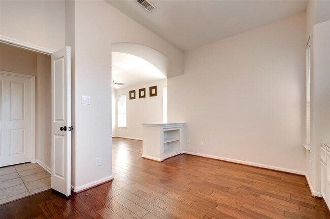 Building Photo - 34 N Longsford Cir