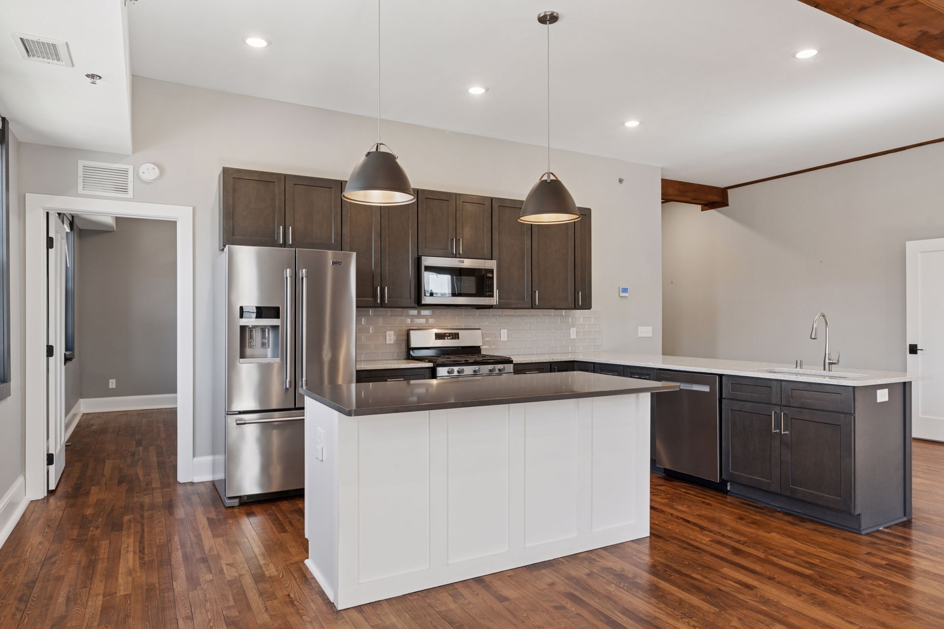 Building Photo - 107 Chestnut St E