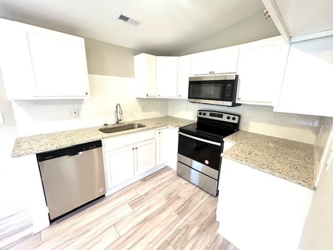 Building Photo - Fully Renovated 2 Bedroom Home in Prime Huntsville Location! AVAILABLE LATE JUNE!