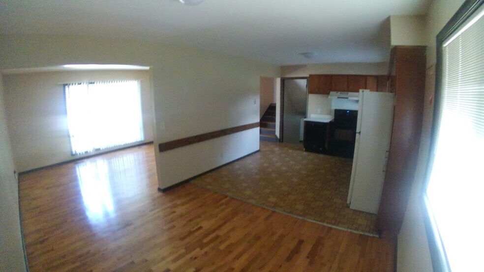 Dinning area looking into the living room - 1536 Linden St