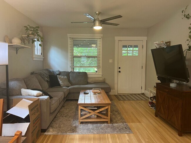 Building Photo - Highlands Bungalow Available Now!