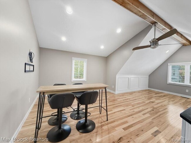 Building Photo - 2120 Buckingham Ave