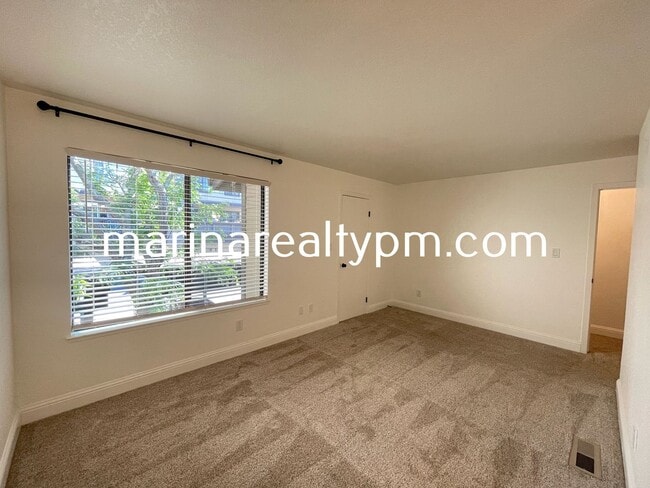 Building Photo - Two Story Crockett Condo Two-Off Street Pa...