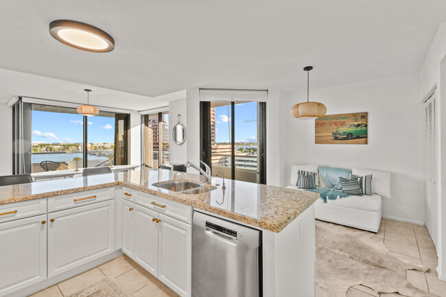 Building Photo - 529 S Flagler Dr