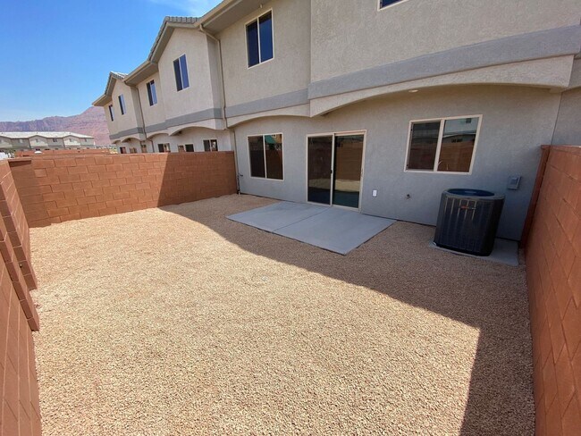 Building Photo - Newer- Red Mountain Vista Town Home,