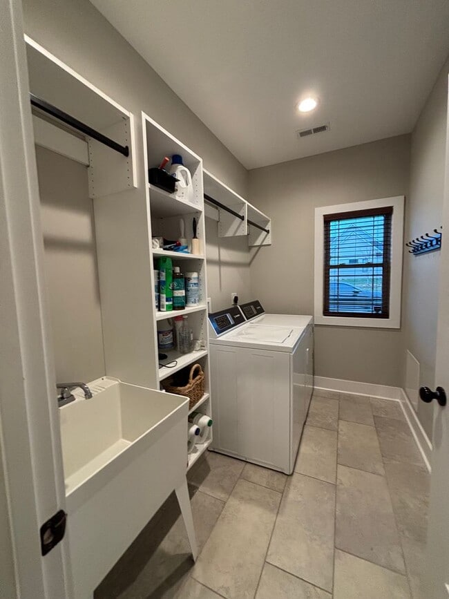 Building Photo - Stunning 4-Bedroom Home in Piney Flats with Mountain Views