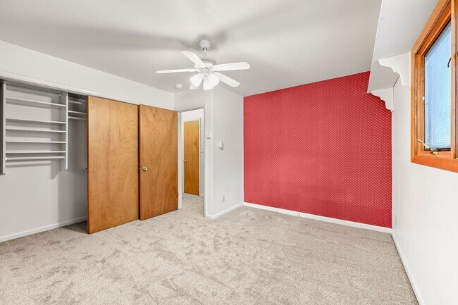 Building Photo - Mountain Life & Views- 4 bed 2 bath