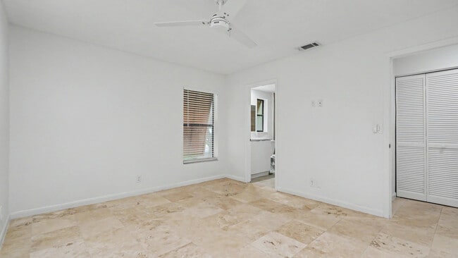 Building Photo - 3939 NE 5th Ave