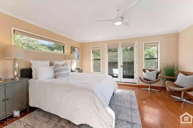 Building Photo - Beautiful 4bd/3.5ba Updated Custom House with Valley Views