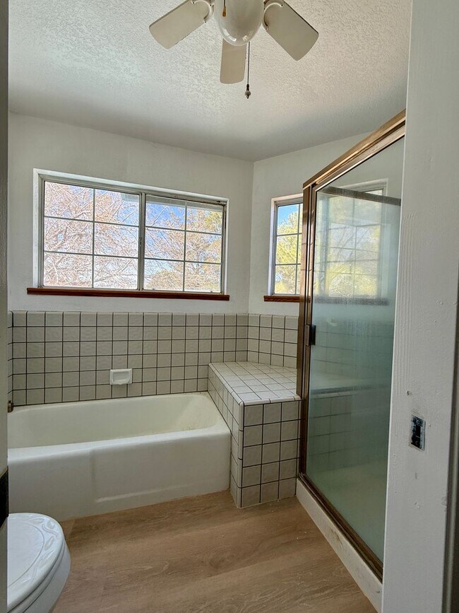 Building Photo - NORTHWEST SOLAR HOME - AVAILABLE NOW!
