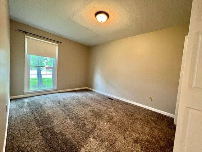 Building Photo - 3 Bedroom, 2 Bathroom w/ Covered Deck on Large Lot