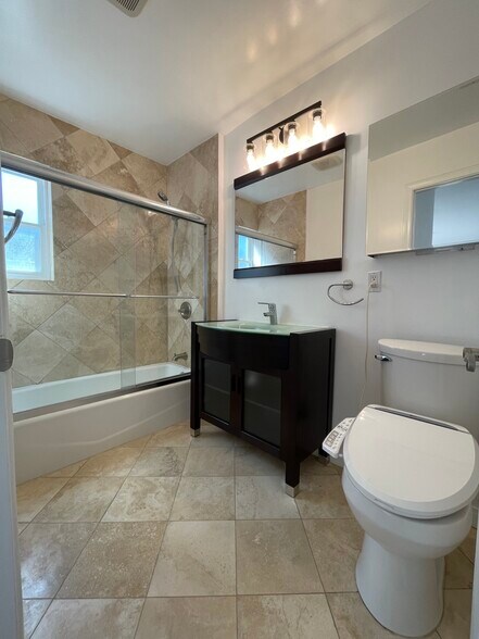 Building Photo - 914 Fonthill Ave