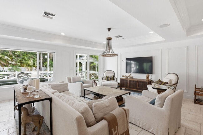 Building Photo - 309 NE 8th Ave