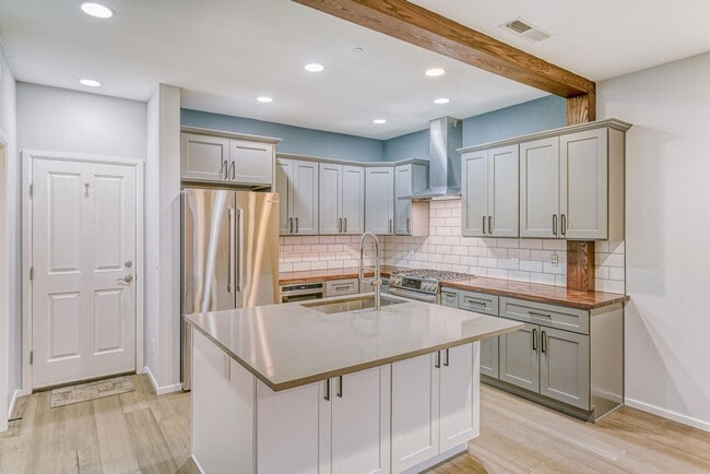 Building Photo - 2Bd/2.5Ba Issaquah Townhouse