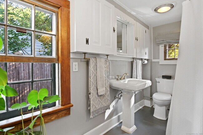 Building Photo - 83 Linden Ave