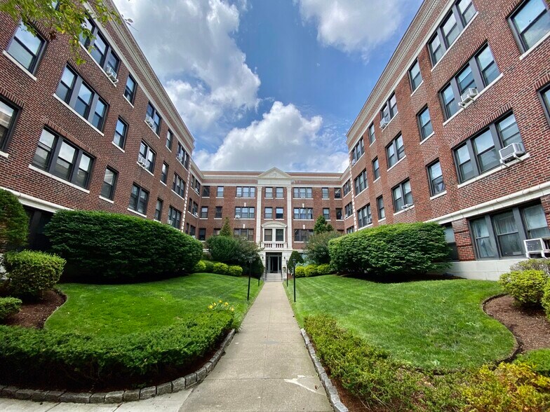 Building Photo - 137 Englewood Ave