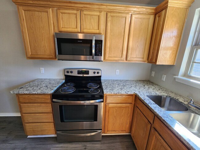 Building Photo - Spacious 3-Bedroom, 2-Bathroom Home AVAILABLE NOW!!