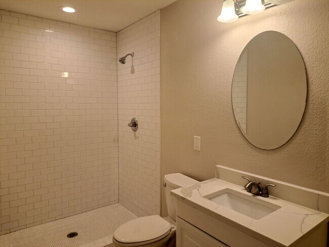 Building Photo - Renovated 4 bedroom 2.5 bath