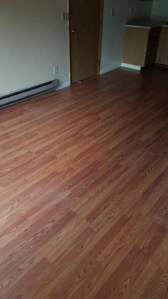 laminated floor - 8027 NE 128th St