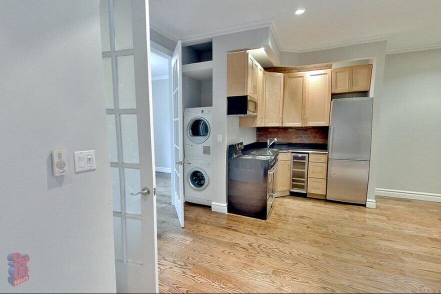 Primary Photo - 330 E 35th St
