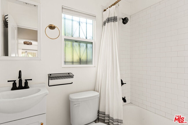 Building Photo - 3106 Silver Lake Blvd