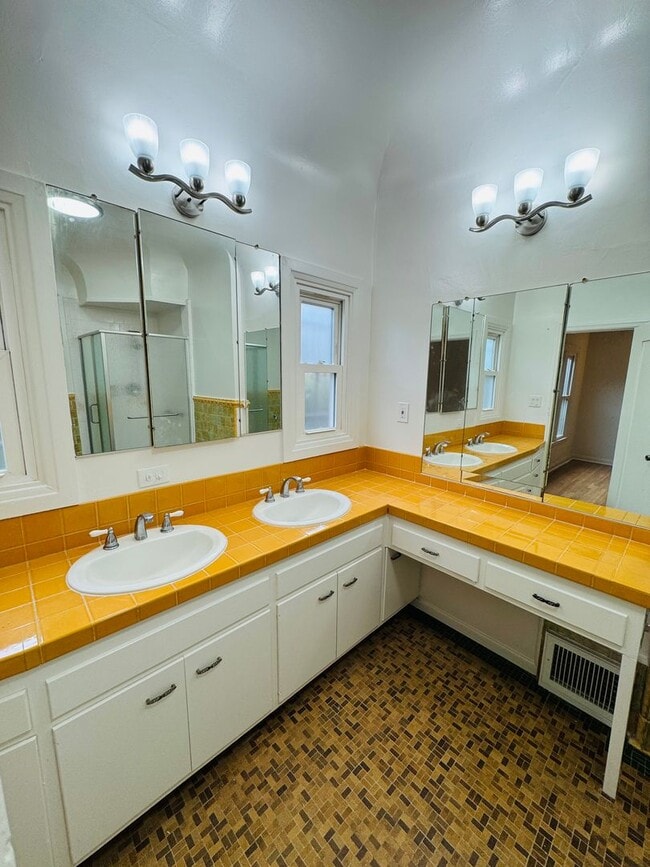 Building Photo - 902-360 N MANSFIELD AVE