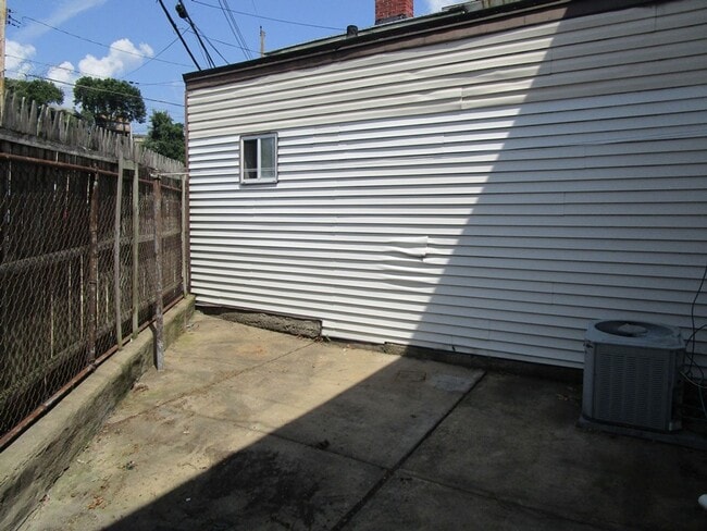 Building Photo - UPDATED 1 BEDROOM, 1 BATH HOME + OFFICE IN...
