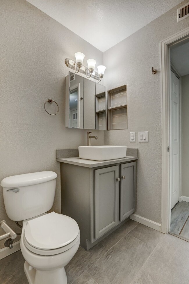 Building Photo - $1,750- 2 Bed 2 Bath Condo in Lakewood wit...