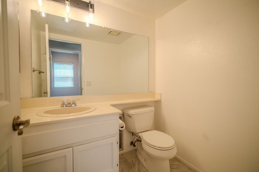 Building Photo - 3099 Oakview Ln