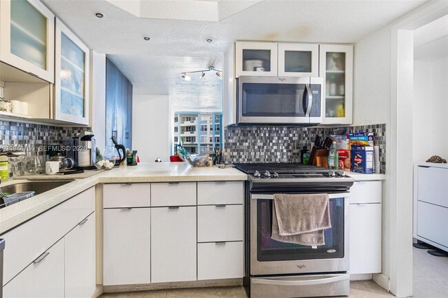 Building Photo - 3140 S Ocean Dr