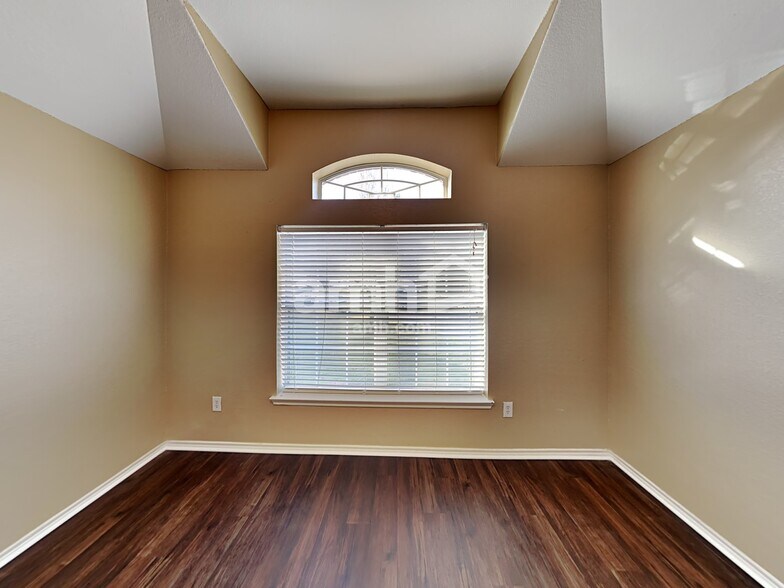 Building Photo - 18550 Sunrise Pines Dr
