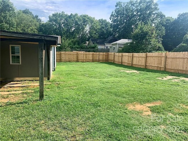 Fenced in yard - view of the apartment - 613 Brookwood Dr