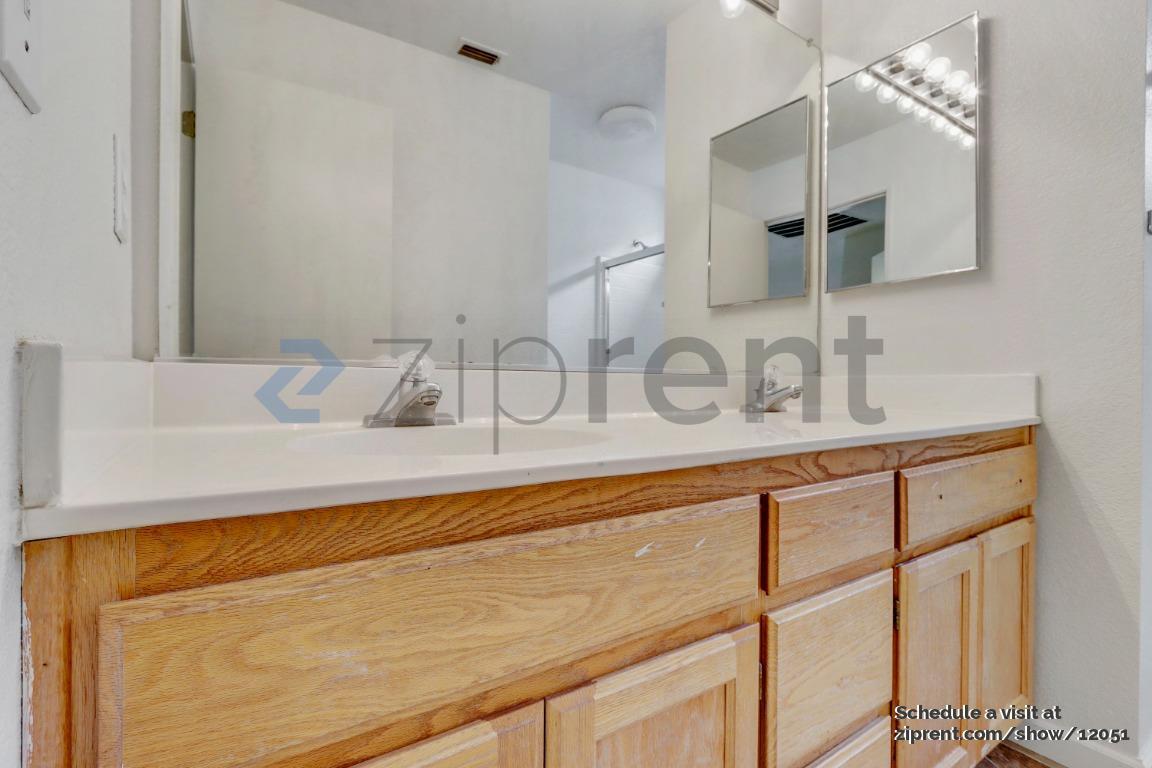 Building Photo - Unit