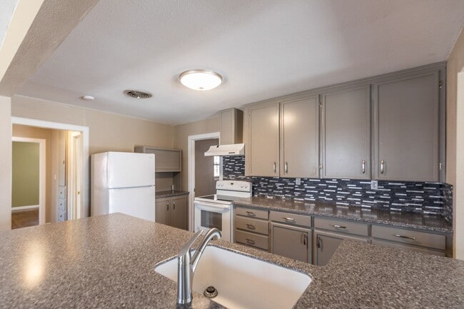 Building Photo - Cozy 3 Bed 2 Bath Home - Pets on Owner App...
